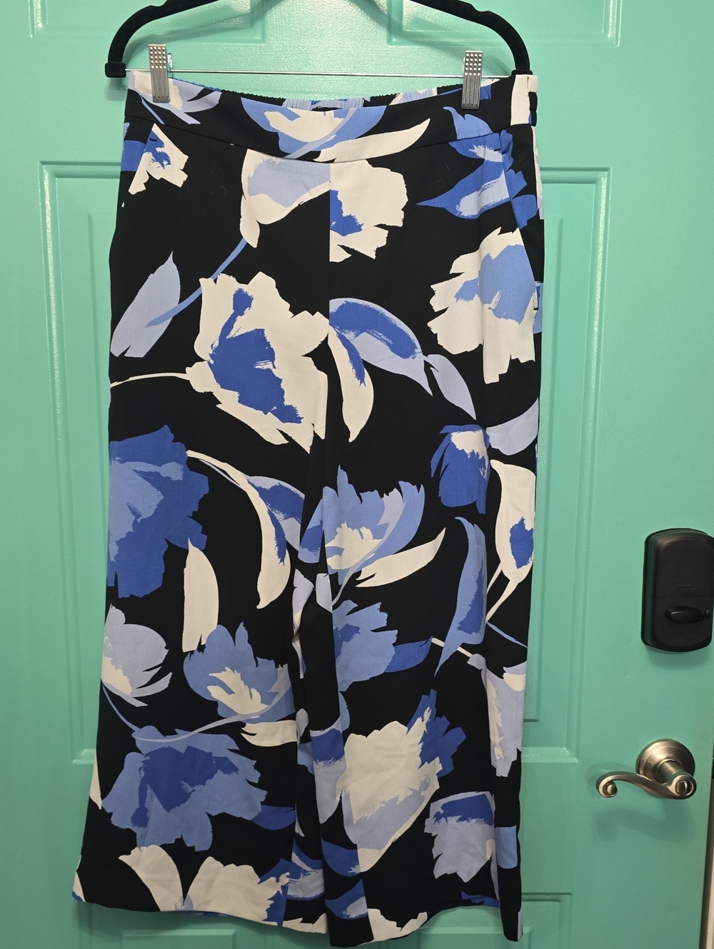 Nine West Black Wide-Leg Crop Pants with Blue & White Floral Print